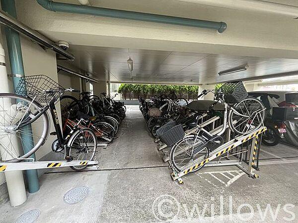 【駐車場】自転車は必需品という方も多くいらっしゃいます。見るとお子様を乗せる自転車も多く、このマンションコミュニティの雰囲気を教えてくれます。空き状況もすぐにお調べします。