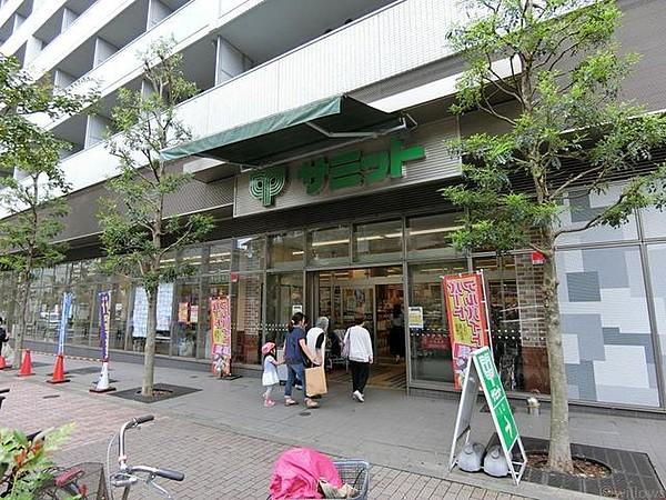 【周辺】サミットストア渋谷本町店 スーパー徒歩3分。毎日のお買い物に。 200m