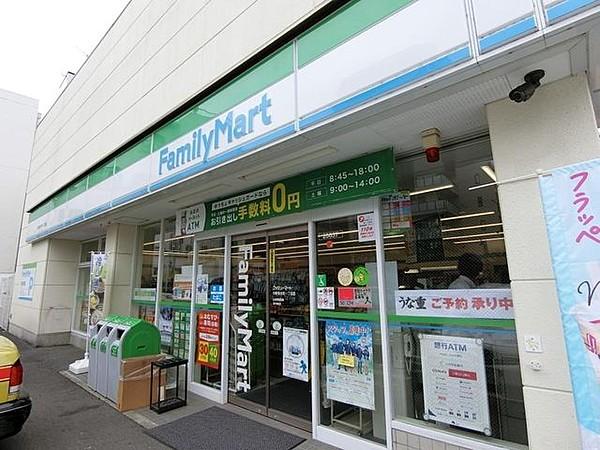 【周辺】ファミリーマート/中野弥生町一丁目店 お仕事帰りのお買いモノなどはここで。ファミリーマートすぐそば。 200m