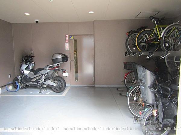 【駐車場】駐輪場は屋内スペース　お持ちの自転車は雨風にさらされず保管できます　バイク置場も確保されたマンションです