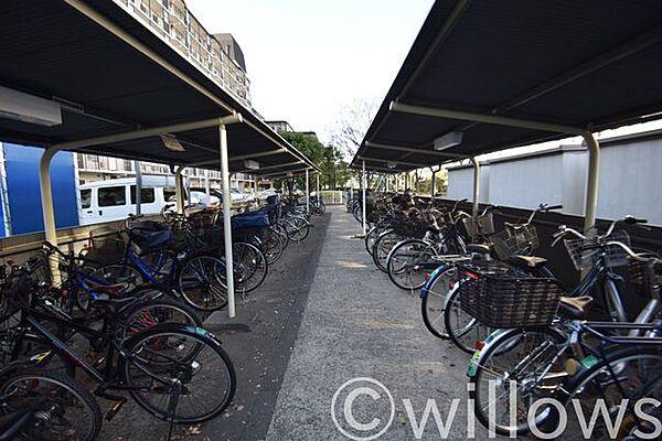 【駐車場】自転車は必需品という方も多くいらっしゃいます。見るとお子様を乗せる自転車も多く、このマンションコミュニティの雰囲気を教えてくれます。