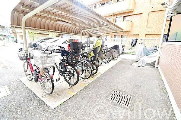【駐車場】自転車は必需品という方も多くいらっしゃいます。見るとお子様を乗せる自転車も多く、このマンションコミュニティの雰囲気を教えてくれます。