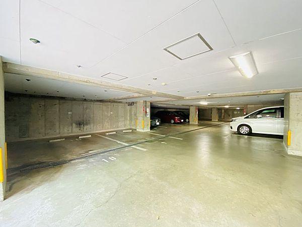 【駐車場】地下駐車場がございます