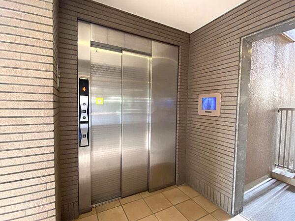 【エントランス】【エレベーター】エレベーターは１基です。ベビーカーや車椅子をお使いの方はもちろん、重い荷物を持った時などはエレベーターがありがたいですね。中の様子を見られるよう、モニターがついていて安心です。