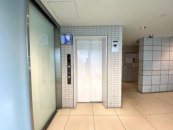 【エントランス】【エレベーター】エレベーターは１基です。ベビーカーや車椅子の方はもちろん、重い荷物を持った時などは特に、エレベーターがありがたいですね。万が一の時用に大きなモニターや防犯カメラが設置されていて安心です