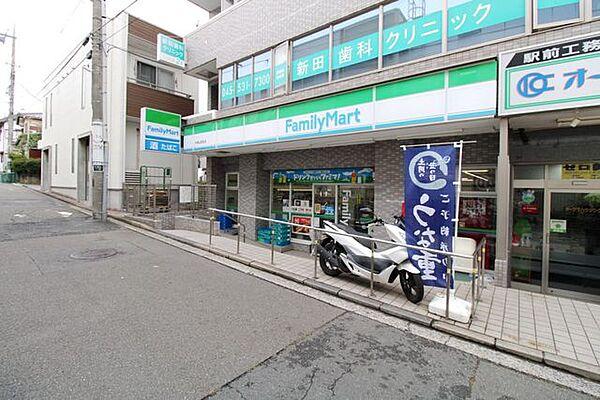 【周辺】ファミリーマート 大倉山駅前店 徒歩2分。 100m