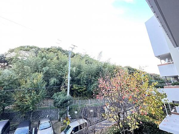【外観】平尾山荘エリアの静かな風景を見下ろす眺望が魅力です