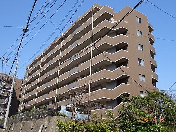 【外観】桜坂から小笹に抜ける途中の、緑たっぷりの住宅エリアに建つマンションです スーパーまで徒歩5分、小笹小学校まで徒歩14分