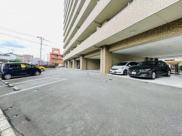 【駐車場】敷地内には駐車場も完備。