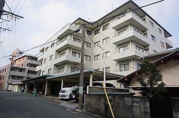 【外観】地上６階建。総戸数44戸。西鉄天神大牟田線「高宮」駅まで徒歩７分。２面バルコニーの角部屋です。
