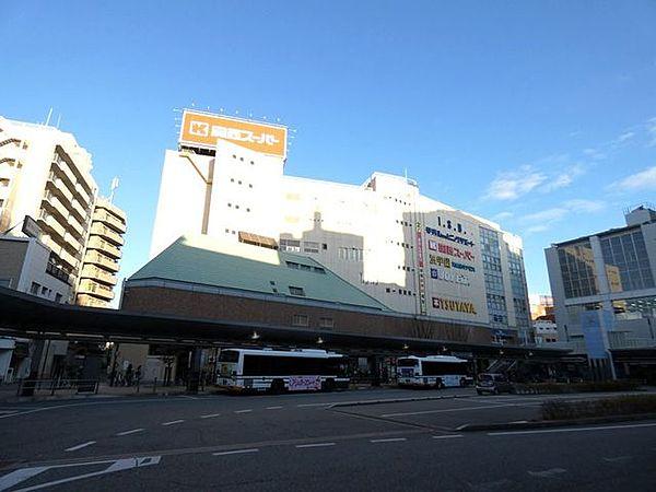 【周辺】伊丹ショッピングデパート 徒歩6分。阪急伊丹駅ロータリにあるショッピング施設。関西スーパー・ＴＵＴＡＹＡ・100均・フィットネス施設と生活に必要な施設がそろっています。 410m