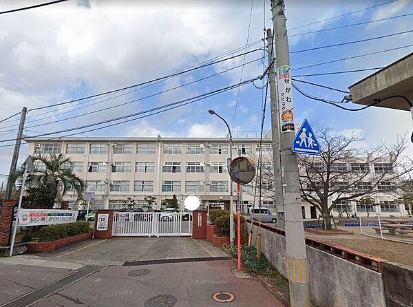 【周辺】福岡市立若久小学校。1088ｍ。徒歩14分。