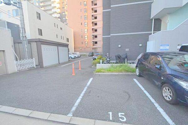 【駐車場】敷地内にある駐車場。愛車がすぐ近くに置けると安心ですよね。 