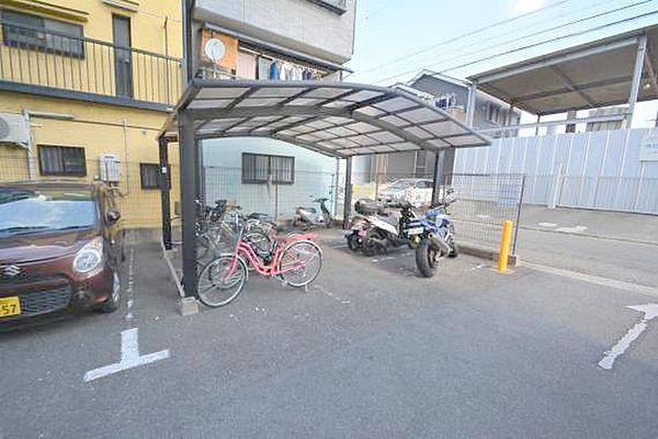 【駐車場】敷地内には入居者専用の駐輪スペースもあります。 