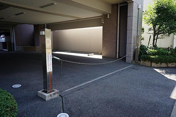 【駐車場】リモコンゲート式の駐車場入り口