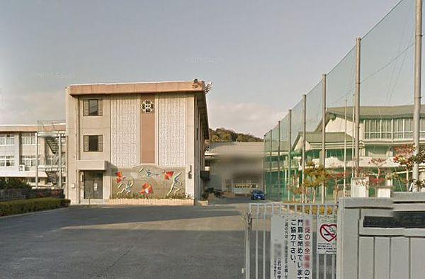 【周辺】岡山市立石井中学校（922m）