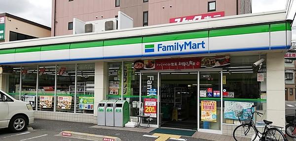 【周辺】ファミリーマート赤川三丁目店 579m