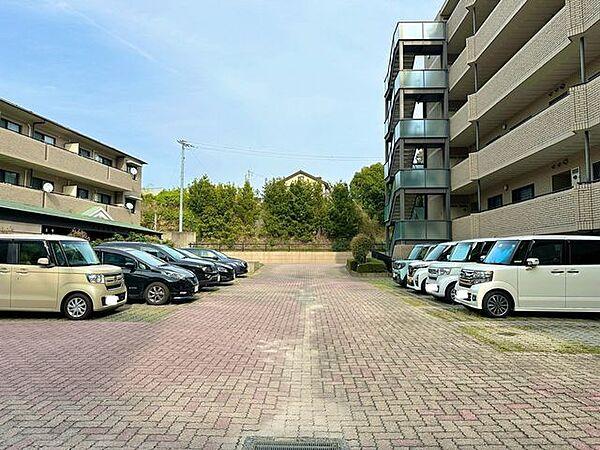 【駐車場】敷地内の駐車場。各部屋に1台駐車場が確保されており、場所は固定です。