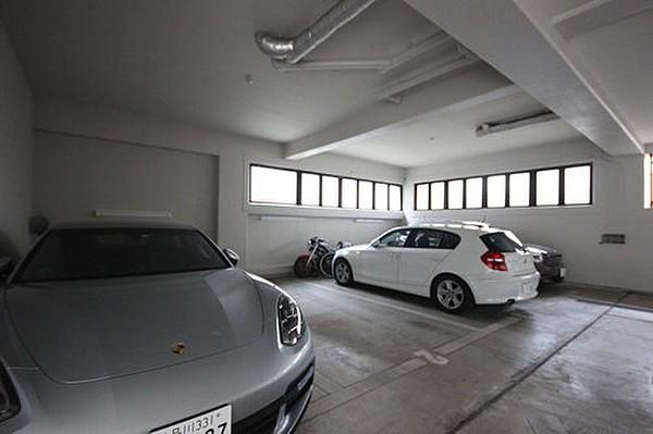 【駐車場】屋内の駐車場を備えていますので、雨の日でも楽々。