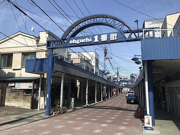 【周辺】子安駅前にあります商店街です　古き良き商店街になっています　クリニックが多くあり個人商店が立ち並ぶ便利な商店街になっています