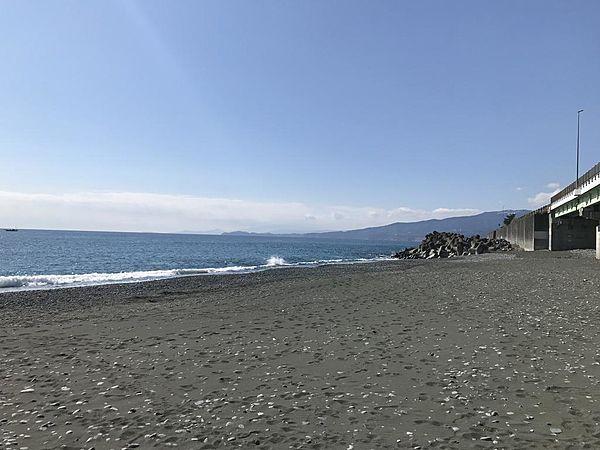 【周辺】物件の目前にある砂浜から伊豆半島をみた写真になります　天気の良い日に砂浜をペットと散歩すると気持ちが良さそうですね