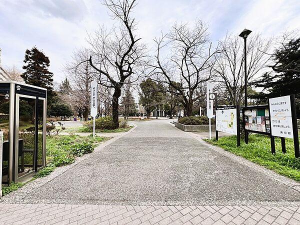 【周辺】東京都立　戸山公園　物件から240メートル　