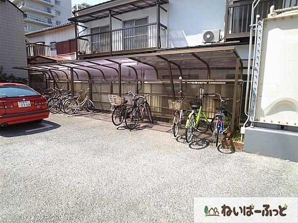 【エントランス】駐輪所は屋根付きで自転車まで優しい。