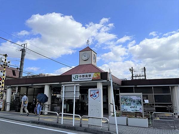 【周辺】札幌の時計台を彷彿させる風見鶏のある駅舎です。可愛らしい地域のシンボルです。