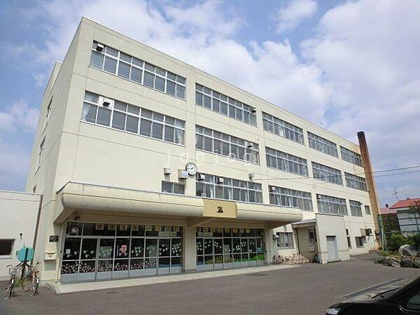 【周辺】札幌市立西園小学校 172m