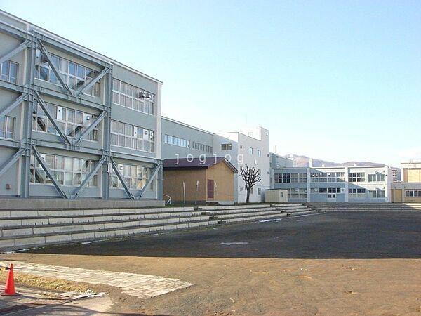 【周辺】山の手小学校 643m