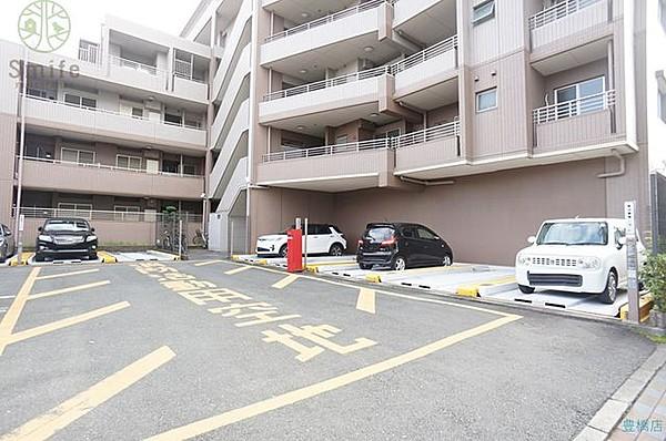 【駐車場】駐車場でございます。平面駐車場（屋内・外）、機械式駐車場（上・下段）がございます。※空き状況は要確認