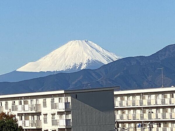 【周辺】北西側の眺望です。秋晴れの富士山が一望できます。2022年11月撮影