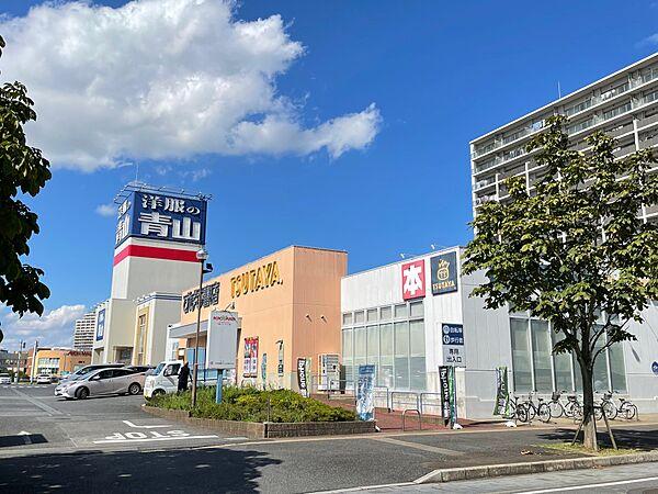【周辺】TSUTAYAに西松屋、牛角、ガスト、洋服の青山、メガネ店、美容室が入っている商業施設です。