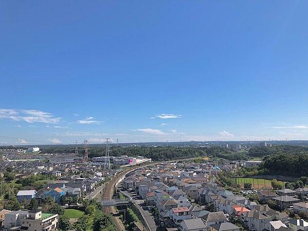 【周辺】バルコニーから見た南東側の眺望です。2022年9月撮影