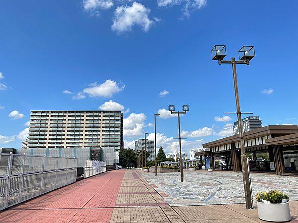 【外観】写真右手が千葉ニュータウン中央駅、左奥が物件です。駅前は車道が無く小さなお子様も安心して歩行いただけるアプローチが広がります。2022年9月撮影