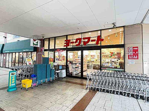 【周辺】セブンタウン小豆沢内にあるスーパーです。