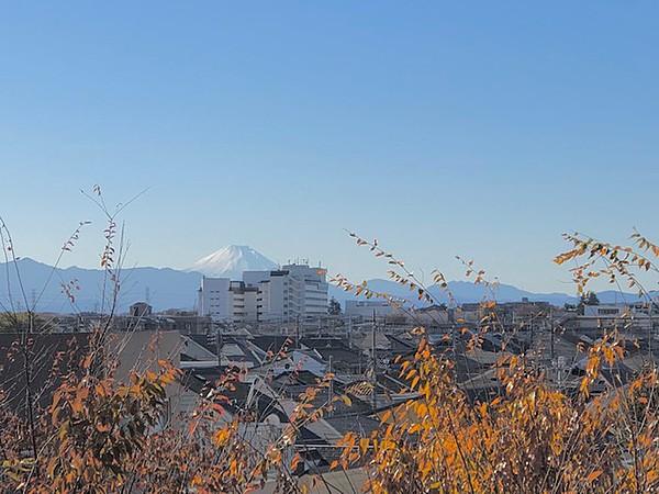 【周辺】天候や季節により、バルコニーから富士山を望めます。
