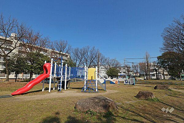 【周辺】「南郊公園」は名古屋市熱田区三番町1丁目から港区丸池町1丁目の、東西に連なる公園です。公園内には運河が流れています。