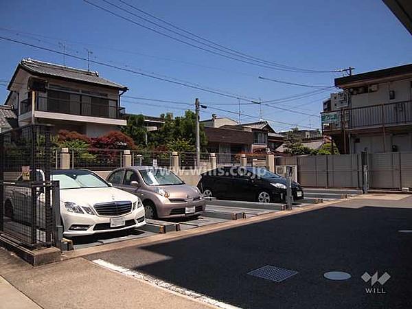 【駐車場】敷地内駐車場（屋外機械式）徒歩3分の場所にある『山崎川』はお花見スポットとしても人気が高く、日本さくら名所100選に選ばれています。