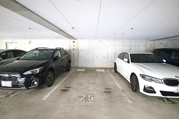 【駐車場】屋内平面駐車場が利用できます。また、当該住戸で使える区画は出し入れのしやすい場所です。ハイルーフでも入ります。
