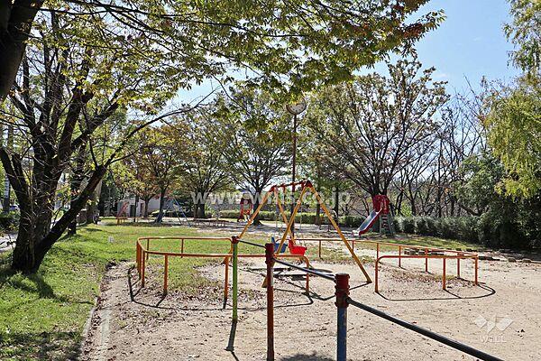 【周辺】『細口池公園』は、地下鉄鶴舞線「平針」駅から徒歩15分の場所にあります。公園の名前にもなっている「堀口池」が中央にあり、その西側と東側の2箇所に遊具広場があります。