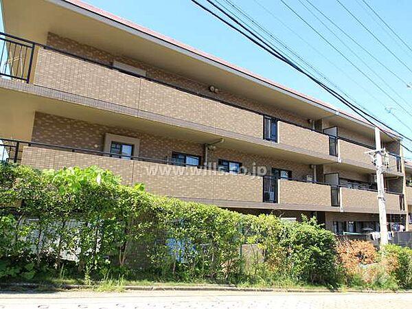 【外観】ローレルコート昭和田面町の外観（東側から）。1997年7月築、4階建ての低層マンションです。