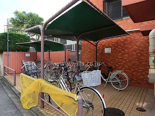 【駐車場】駐輪場の様子。屋根付きなので、大切な自転車を濡らさずに済みます。十分なスペースが確保されているので、出し入れがしやすそうです。