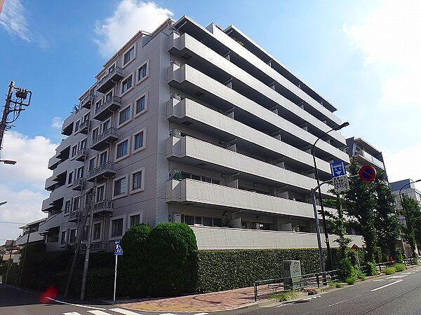 【外観】目黒通沿い、西友が隣にある利便性の高いマンションです。平成11年7月築