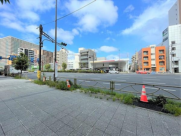 【周辺】1階エントランスから見える前面道路です。第一京浜沿いではありますが、歩道は広いため外出時もご安心頂けます。