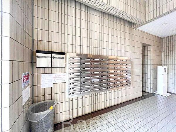 【エントランス】集合郵便ポスト。エントランスの近くにあり、郵便物の受け取りはまとめてこちらでどうぞ。