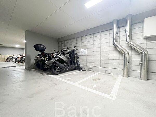【駐車場】屋根付きのバイク置場なので、雨風から大切なバイクを守れますね。