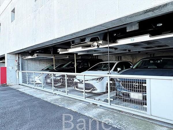 【駐車場】敷地内駐車場には屋根があるので、雨風から大切な車を守れます