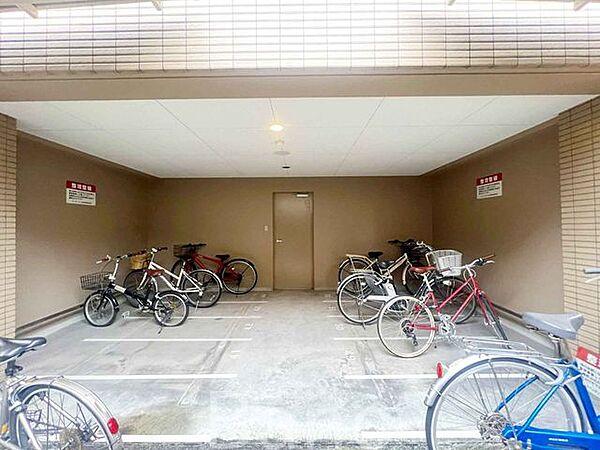 【駐車場】自転車の劣化が抑えられる、嬉しい屋根付き駐輪場です。