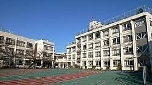 【周辺】新宿区立戸塚第三小学校 徒歩8分。 590m